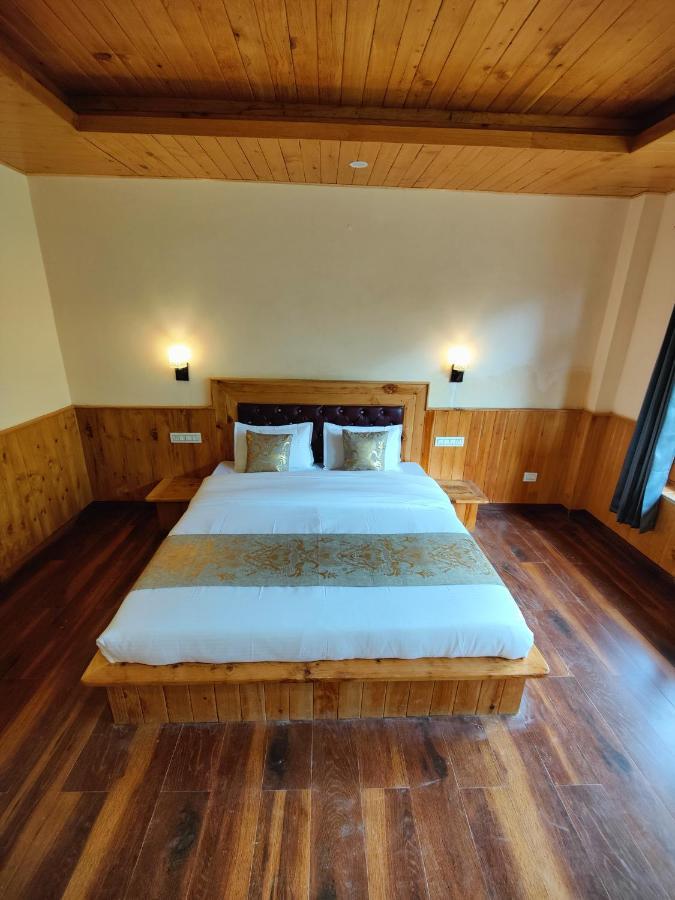 The Woodpecker Inn & Cafe, Jibhi Ngoại thất bức ảnh
