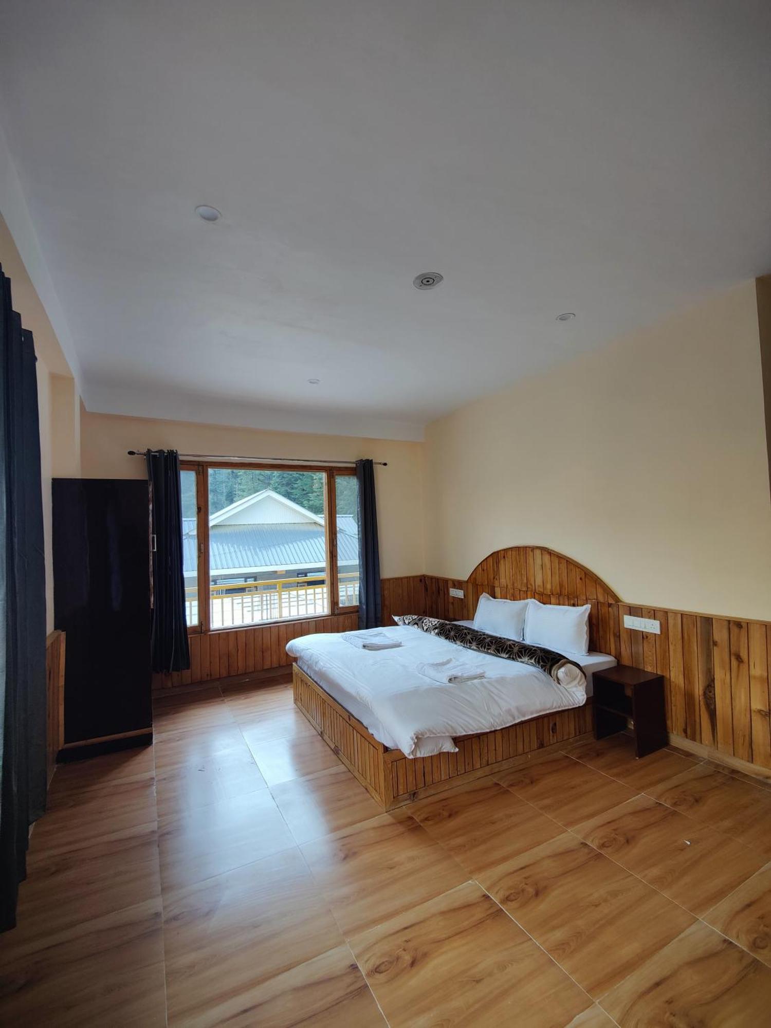 The Woodpecker Inn & Cafe, Jibhi Ngoại thất bức ảnh