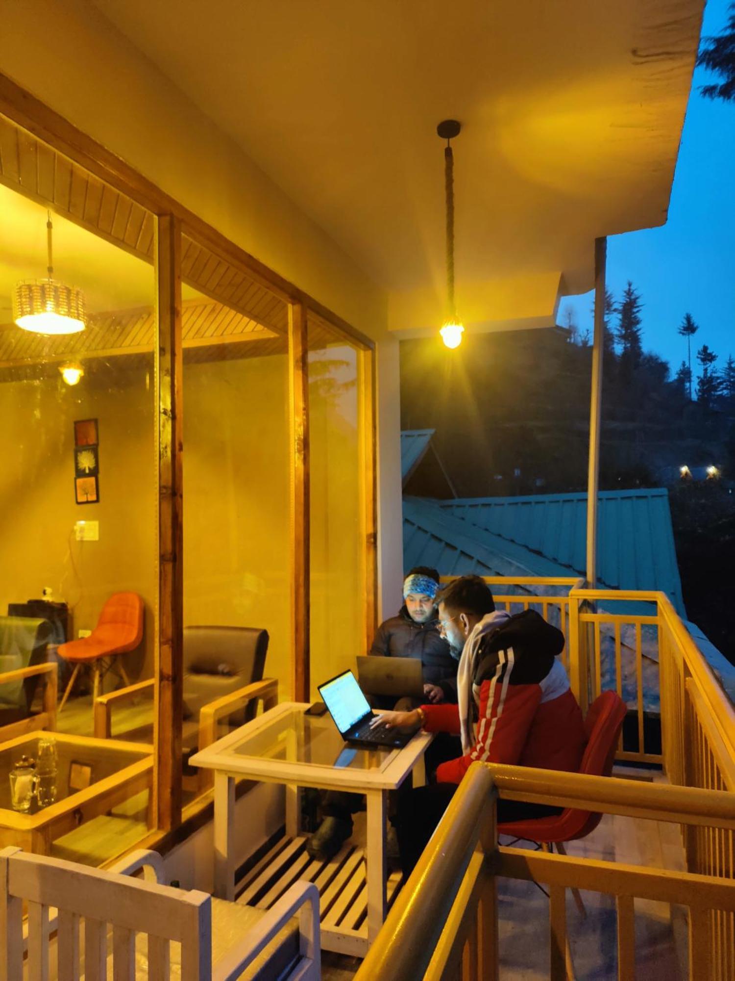 The Woodpecker Inn & Cafe, Jibhi Ngoại thất bức ảnh